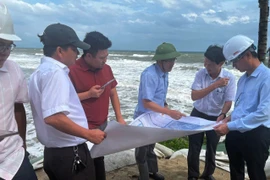 Sáng 20/10, Phó Chủ tịch UBND thành phố Đà Nẵng Trần Nam Hưng đến kiểm tra tình hình sạt lở bờ biển An Bàng do ảnh hưởng của cơn bão số 12 gây sóng mạnh và triều cường liên tục dội vào đất liền. (Ảnh: Đoàn Hữu Trung/TTXVN)