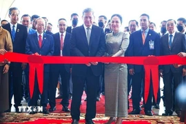 Thủ tướng Campuchia Samdech Thipadei Hun Manet và phu nhân Pich Chanmony cắt băng khánh thành sân bay quốc tế Techo, trên địa bàn tỉnh Kandal, ngày 20/10/2025. (Ảnh AKP/TTXVN phát)