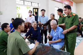 Lãnh đạo Công an tỉnh, xã Vạn Thắng (Ninh Bình) đôn đốc công tác lấy mẫu ADN thân nhân liệt sỹ. (Ảnh Nguyễn Lành/TTXVN)