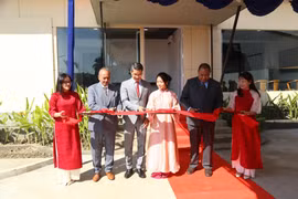 Cắt băng khai trương trụ sở làm việc của Đại sứ quán Việt Nam tại Timor-Leste ở Thủ đô Dili. (Ảnh: TTXVN phát)