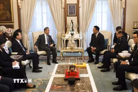Thủ tướng Thái Lan Anutin Charnvirakul (giữa, phải) và Bộ trưởng Ngoại giao Trung Quốc Vương Nghị (giữa, trái) tại cuộc gặp ở Bangkok ngày 24/4/2026. (Ảnh: THX/TTXVN)