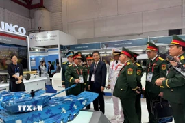 Đoàn Việt Nam tham quan Triển lãm và Diễn đàn Quốc phòng Indo Defence tại Jakarta. (Ảnh: Minh Thái)