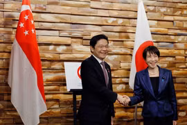 Thủ tướng Lawrence Wong và người đồng cấp Nhật Bản Sanae Takaichi. (Ảnh: AP)