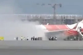 Vụ cháy được phát hiện trong lúc các hành khách rời máy bay. (Ảnh: freepressjournal)