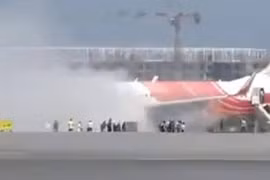 Vụ cháy được phát hiện trong lúc các hành khách rời máy bay. (Ảnh: freepressjournal)