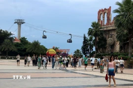 Khách du lịch tham quan, trải nghiệm cáp treo Hòn Thơm, thành phố Phú Quốc (Kiên Giang). (Ảnh minh họa. Lê Huy Hải/TTXVN)
