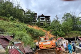 Lực lượng chức năng tích cực tìm kiếm, cứu nạn tại hiện trường vụ sạt lở tại Sa Pa, Lào Cai. (Ảnh: TTXVN phát)