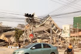Tòa nhà bị phá hủy do động đất tại Mandalay, Myanmar ngày 28/3/2025. (Ảnh: THX/TTXVN)