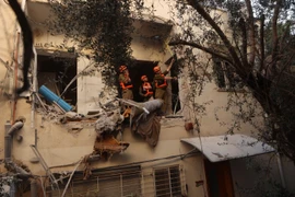 Tòa nhà bị hư hại sau một vụ tấn công tại Tel Aviv, Israel, ngày 8/3/2026. (Ảnh: THX/TTXVN)