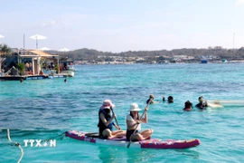 Du khách chèo súp, lặn biển ngắm san hô tại Bãi Cạn, đảo Phú Quý (Bình Thuận). (Ảnh: Nguyễn Thanh/TTXVN)