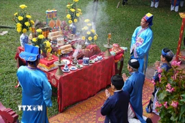 Nghi thức dựng nêu ở khu vực sân Hiển Lâm Các, Đại Nội Huế. (Ảnh: Nguyên Lý/TTXVN)