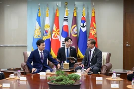 Bộ trưởng Quốc phòng Ahn Gyu-back (thứ 2 từ trái sang) trong cuộc gặp với các nghị sỹ Mỹ đang thăm Hàn Quốc. (Ảnh: Yonhap)