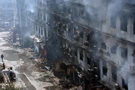 Hiện trường vụ cháy trung tâm thương mại ở Karachi, Pakistan, ngày 19/1/2026. (Ảnh: THX/TTXVN)