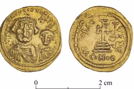 Những đồng tiền vàng hiếm có niên đại thời Byzantine được phát hiện tại di chỉ khảo cổ Hyrcania ở phía Bắc sa mạc Judea. (Ảnh của COGAT)