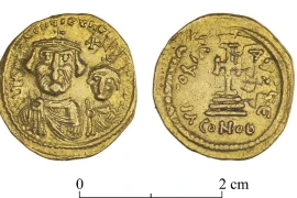 Những đồng tiền vàng hiếm có niên đại thời Byzantine được phát hiện tại di chỉ khảo cổ Hyrcania ở phía Bắc sa mạc Judea. (Ảnh của COGAT)