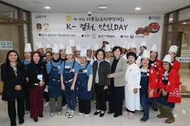 Các thí sinh tham gia cuộc thi nấu ăn đa văn hóa lần thứ 15 ở Yongsan. (Ảnh: Văn phòng quận Yongsan)