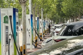Các vị trí đỗ xe sạc điện trong bãi đỗ xe ở Bắc Kinh phải được bố trí theo khu, số lượng chỗ đỗ xe trong mỗi khu không được vượt quá 50 xe. (Ảnh: Công Tuyên/TTXVN)