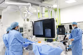 5 ca can thiệp tim mạch phức tạp được thực hiện liên tiếp trong một buổi chiều tại Bệnh viện Bạch Mai cơ sở Ninh Bình. (Ảnh: TTXVN phát)