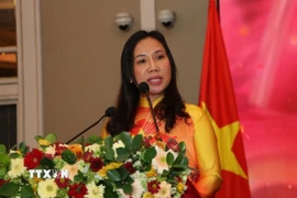 Đại sứ Trịnh Thị Tâm phát biểu khai mạc buổi lễ. (Ảnh: Đại sứ quán cung cấp/TTXVN phát)