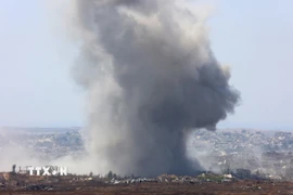 Khói bốc lên sau cuộc không kích của Israel xuống Dải Gaza. (Ảnh: THX/TTXVN)