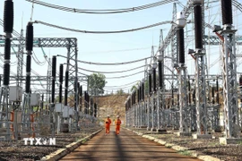 Công nhân trực vận hành tại Trạm biến áp 500kV Pleiku2 (Gia Lai, Việt Nam). (Ảnh: Huy Hùng/TTXVN)