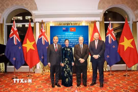 Đại sứ Việt Nam tại New Zealand Phan Minh Giang (ngoài cùng bên trái) cùng phu nhân chụp ảnh lưu niệm cùng Bộ trưởng Ngoại giao Winston Peters và Thứ trưởng Ngoại giao Grahame Morton của New Zealand tại Lễ Kỷ niệm. (Ảnh: TTXVN phát)