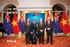 Đại sứ Việt Nam tại New Zealand Phan Minh Giang (ngoài cùng bên trái) cùng phu nhân chụp ảnh lưu niệm cùng Bộ trưởng Ngoại giao Winston Peters và Thứ trưởng Ngoại giao Grahame Morton của New Zealand tại Lễ Kỷ niệm. (Ảnh: TTXVN phát)