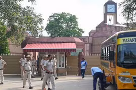 Cảnh sát tìm kiếm tại một trường học ở Vasant Kunj, Delhi, nơi nhận được lời đe dọa đánh bom. (Ảnh: hindustantimes)