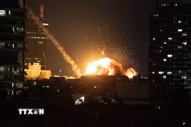 Khói lửa bốc lên dữ dội sau vụ nổ do tên lửa phóng xuống thành phố Tel Aviv, Israel ngày 28/2/2026. (Ảnh: THX/TTXVN)