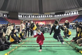 Múa sạp, một trò chơi dân gian truyền thống Việt Nam, thu hút đông đảo các em nhỏ trong các gia đình đa văn hóa tham gia. (Ảnh: Đức Thắng/TTXVN)