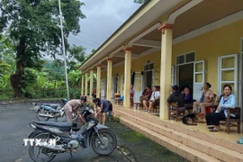 Chính quyền xã Yên Na di dời 120 hộ dân hạ lưu đập Thủy điện Bản về về nơi an toàn. (Ảnh: TTXVN phát)