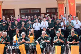 Chủ tịch nước Lương Cường thăm, tặng quà cho các thương binh tại Trung tâm Điều dưỡng Thương binh Duy Tiên. (Ảnh: An Đăng/TTXVN)