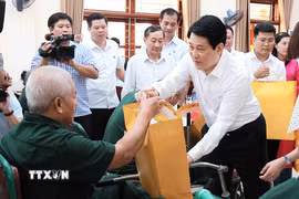 Chủ tịch nước Lương Cường tặng quà cho các thương binh tại Trung tâm Điều dưỡng Thương binh Duy Tiên. (Ảnh: An Đăng/TTXVN)