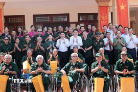 Chủ tịch nước Lương Cường thăm, tặng quà cho các thương binh tại Trung tâm Điều dưỡng Thương binh Duy Tiên. (Ảnh: An Đăng/TTXVN)