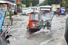 Cảnh ngập lụt sau những trận mưa lớn do ảnh hưởng của bão Wipha tại Quezon, Philippines. (Ảnh: THX/TTXVN)