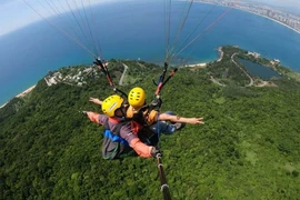 Bay dù lượn trên bán đảo Sơn Trà, Đà Nẵng. (Ảnh: Trung tâm xúc tiến du lịch Đà Nẵng)