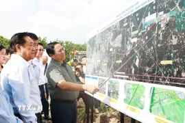 Thủ tướng Phạm Minh Chính kiểm tra hướng tuyến dự án cao tốc Thành phố Hồ Chí Minh-Thủ Dầu Một-Chơn Thành. (Ảnh: Dương Giang/TTXVN)