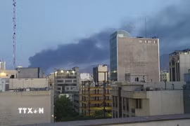 Khói bốc lên sau một vụ nổ tại Tehran, Iran, ngày 15/6/2025. (Ảnh: THX/TTXVN)