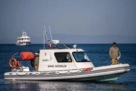 Một tàu tuần tra bờ biển hộ tống một chiếc phà nhỏ của Thổ Nhĩ Kỳ. (Ảnh: AFP)