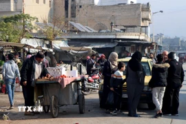 Người dân tại một khu chợ ở Hama, Syria. (Ảnh: THX/TTXVN)