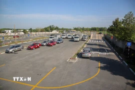 Sát hạch, cấp giấy phép lái xe. (Ảnh: Giang Phương/TTXVN)