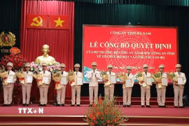 Trao Quyết định, tặng hoa chúc mừng các đồng chí lãnh đạo cấp phòng mới. (Ảnh: Thanh Tuấn/TTXVN)