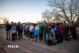 Lực lượng tuần tra biên giới kiểm tra giấy tờ của người di cư tại Eagle Pass, Texas, Mỹ, ngày 4/2/2024. (Ảnh: AFP/TTXVN)