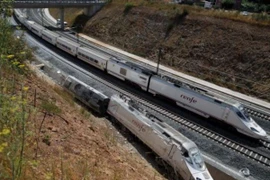 Một toa của đoàn tàu trật bánh đã bị lật ngửa hoàn toàn. (Ảnh: Ref)