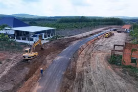 Dự án mở rộng tuyến đường từ trung tâm xã đi ĐT.753 qua các ấp Đồng Bia và Thạch Màng, xã Tân Lợi có chiều dài khoảng 9,2km, tổng vốn đầu tư 41 tỷ đồng. (Ảnh: Đậu Tất Thành/TTXVN)