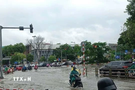 Tại ngã tư Xuân La-Võ Chí Công, nước ngập khoảng 40-50cm hôm 26/8 khiến các phương tiện di chuyển khó khăn. (Ảnh: Hùng Mạnh/TTXVN)