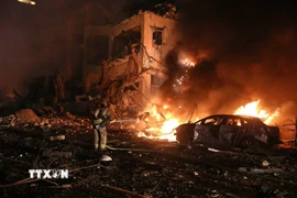 Hiện trường trúng tên lửa đạn đạo Iran tại Tel Aviv, Israel ngày 1/3/2026. (Ảnh: THX/TTXVN)