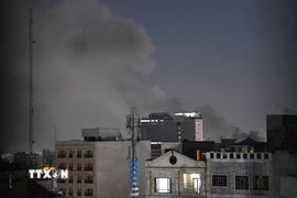 Khói bốc lên sau vụ tấn công tại Tehran, Iran, ngày 1/3/2026. (Ảnh: THX/TTXVN)