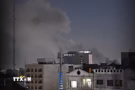 Khói bốc lên sau vụ tấn công tại Tehran, Iran, ngày 1/3/2026. (Ảnh: THX/TTXVN)