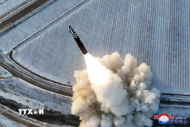 Một vụ phóng tên lửa đạn đạo xuyên lục địa Hwasong-18 của Triều Tiên ngày 18/12/2023. Ảnh: Yonhap/TTXVN
